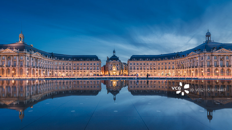 波尔多交易所广场和水镜池黄昏夜景图片素材