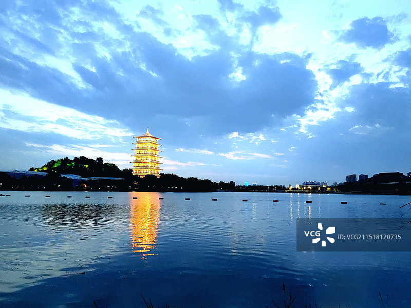 蓝调时间的长安塔图片素材