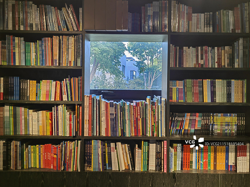 书架外面窗图片素材