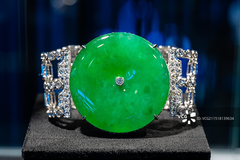 深圳国际珠宝展上的顶级绿色翡翠首饰展品图片素材