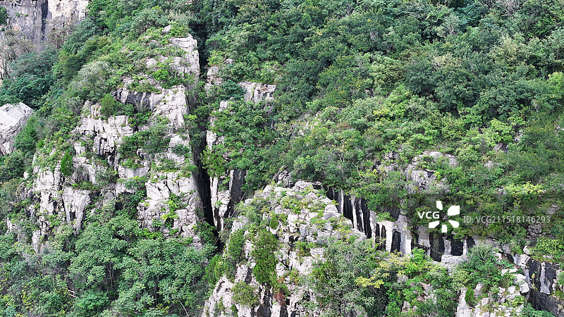 山东枣庄山亭区大裂谷：一处由1668年郯城大地震引发山崩而形成的地质奇观图片素材