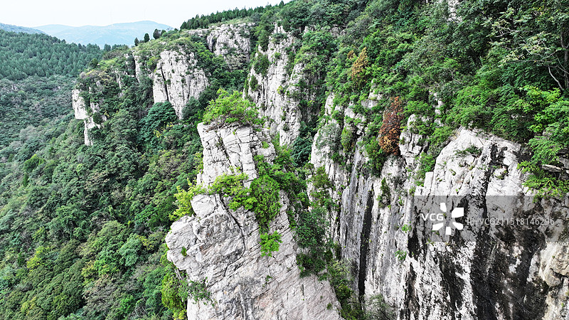 山东枣庄山亭区大裂谷：一处由1668年郯城大地震引发山崩而形成的地质奇观图片素材