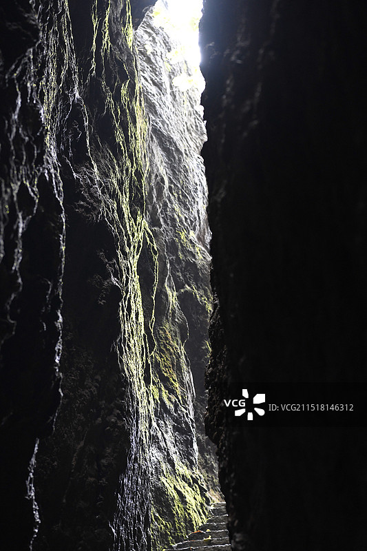山东枣庄山亭区大裂谷：一处由1668年郯城大地震引发山崩而形成的地质奇观图片素材