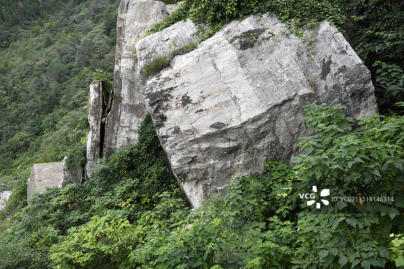 山东枣庄山亭区大裂谷：一处由1668年郯城大地震引发山崩而形成的地质奇观图片素材