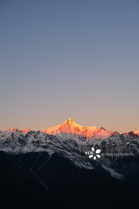 梅里的日照金山图片素材