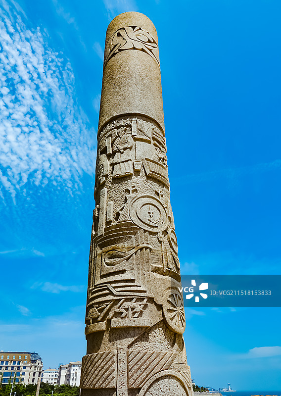 山东青岛海滨雕刻有中国古代四大发明的浮雕石柱   造纸术 指南针 火药 印刷术图片素材