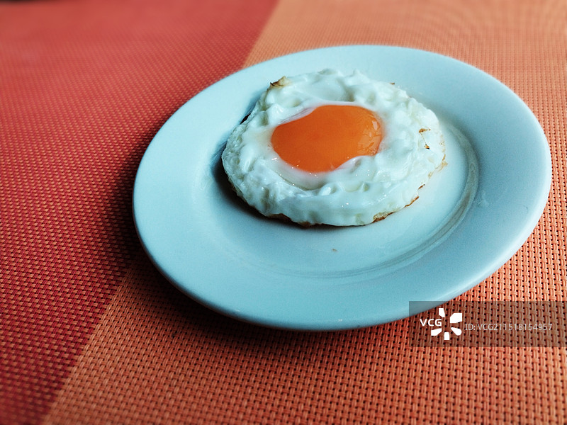 荷包蛋：桌上盘子中食物的高角度视图图片素材