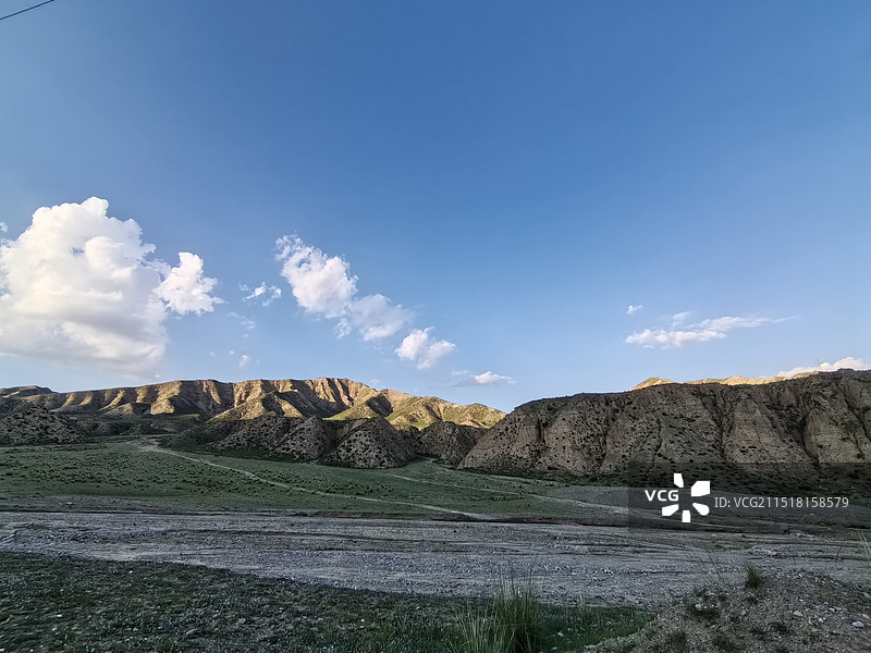 蓝天白云下的的山图片素材