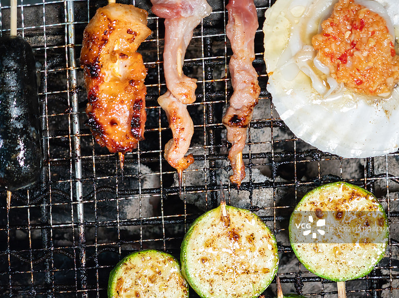 烧烤炉上的烤制的各种美食图片素材