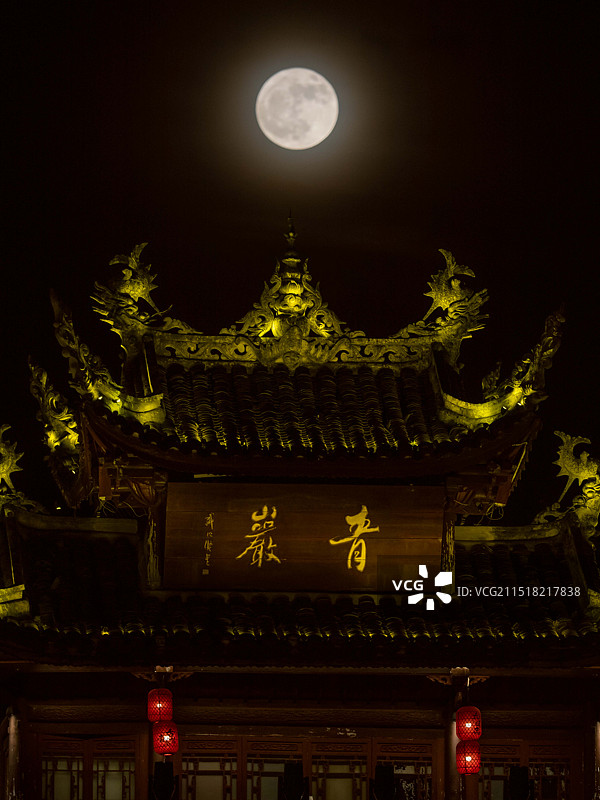 古镇悬月图片素材