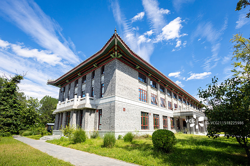 初秋蓝天白云下的北京大学沙特馆暨古籍馆图片素材