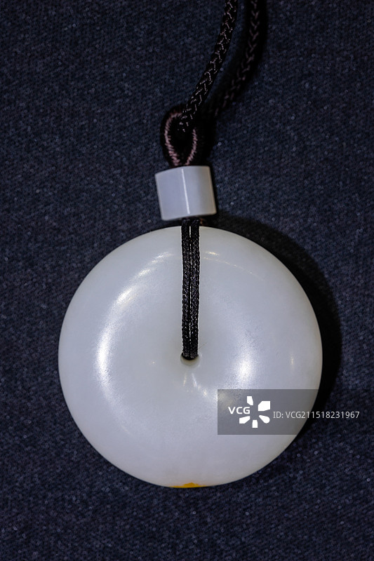 新疆和田玉白玉首饰项坠特写图片素材