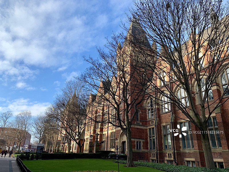 晴朗天空下的英国利兹大学教学楼与校园图片素材