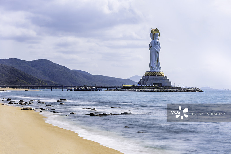 中国海南三亚南山文化旅游区海上观音雕像和海边沙滩风光图片素材