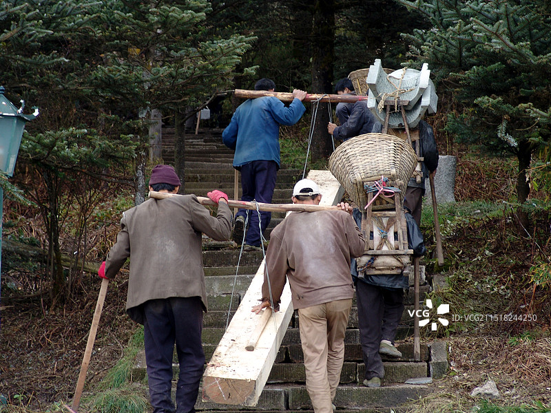 四川省峨眉山的挑山工图片素材