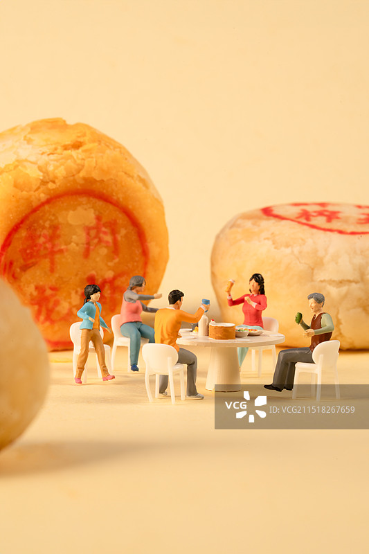 浙江大学中秋月饼和微缩小人图片素材