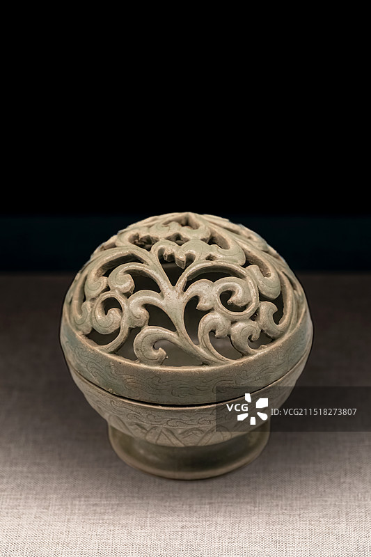 常州博物馆藏-《大江万古流-长江下游文明特展》越窑青釉刻花卷草纹镂空瓷香熏（五代至北宋）图片素材