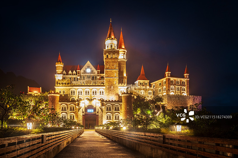 吉隆堡万峰湖景区夜景图片素材