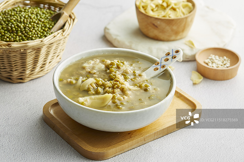 薏米绿豆百合汤图片素材