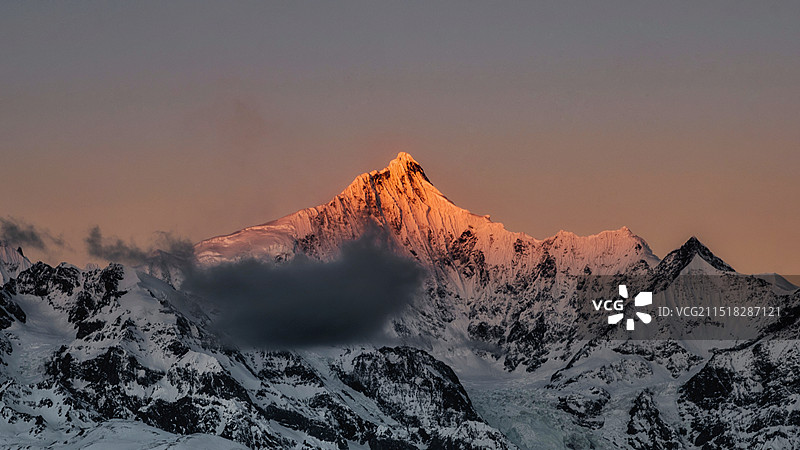 梅里雪山卡瓦格博图片素材