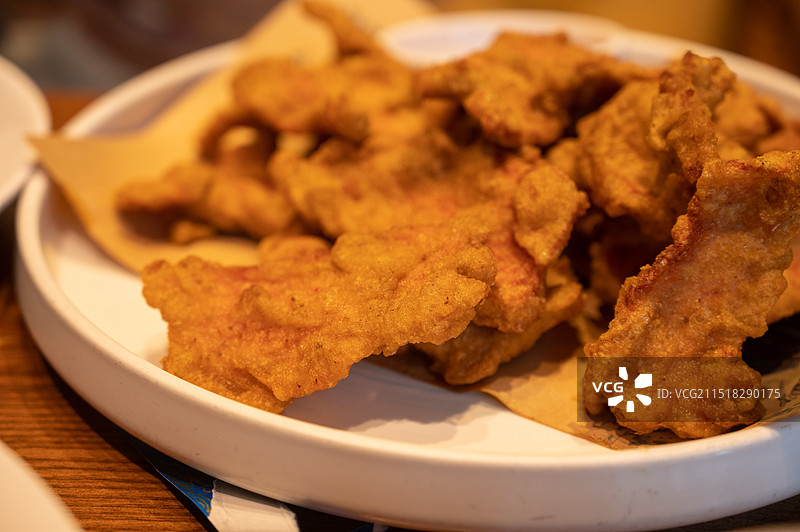 桌上盘子里的食物特写镜头，盘子里的软炸肉，软炸里脊图片素材