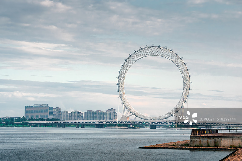渤海之眼无轴摩天轮，城市风光与摩天轮，潍坊，山东图片素材