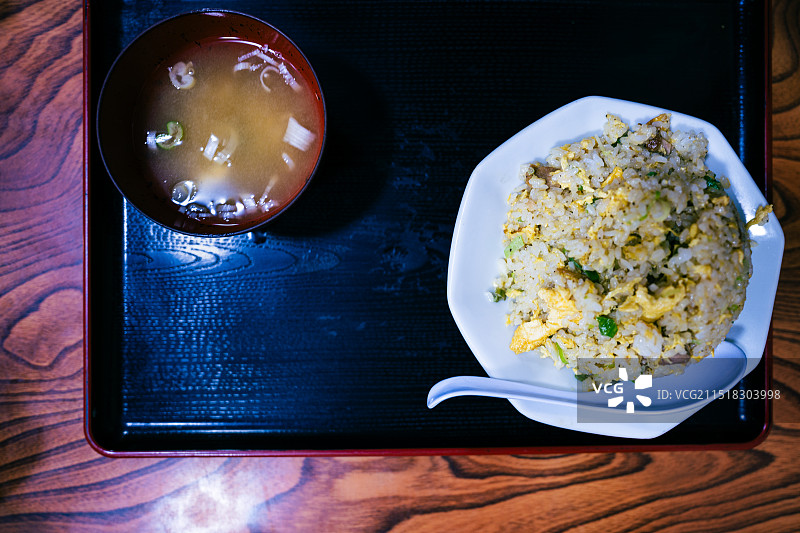 餐盘里的一碗炒饭和一碗清汤的特写镜头图片素材