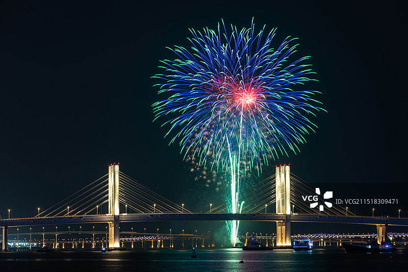 第32届澳门国际烟花比赛汇演夜景，2024，西湾大桥图片素材