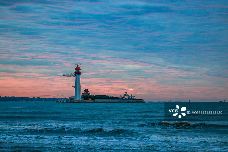 秦皇岛南戴河景区仙螺岛清晨朝霞图片素材