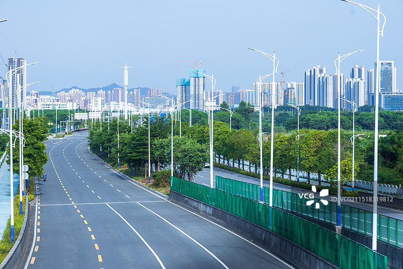 现代社会快速发展中的城市道路和建筑图片素材