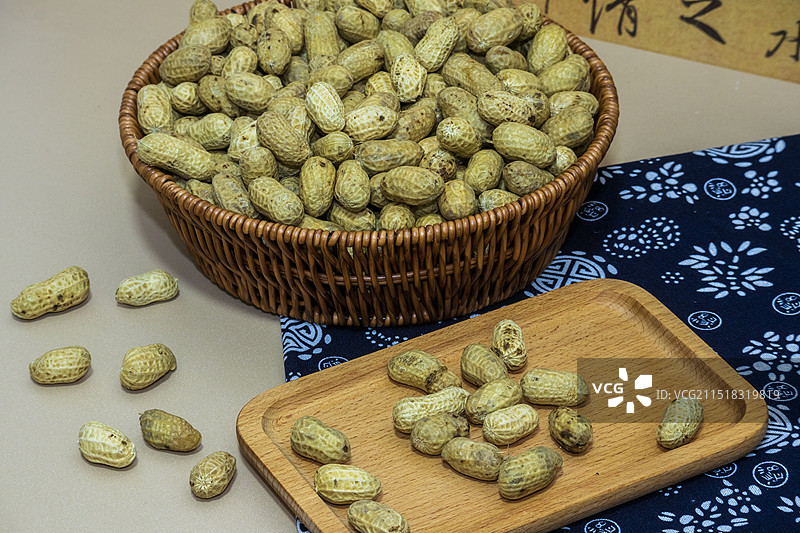篮子里装满的煮花生图片素材