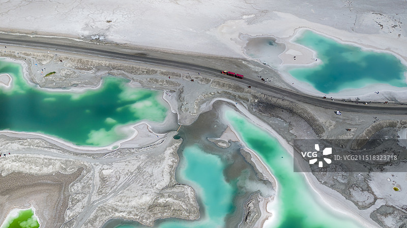 高视角下的盐湖风景图片素材