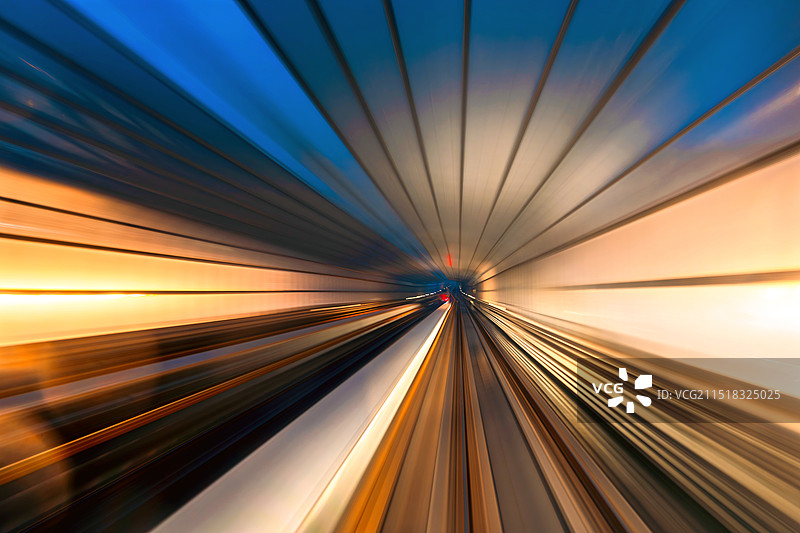 赛博朋克风的武汉地铁隧道光轨图片素材