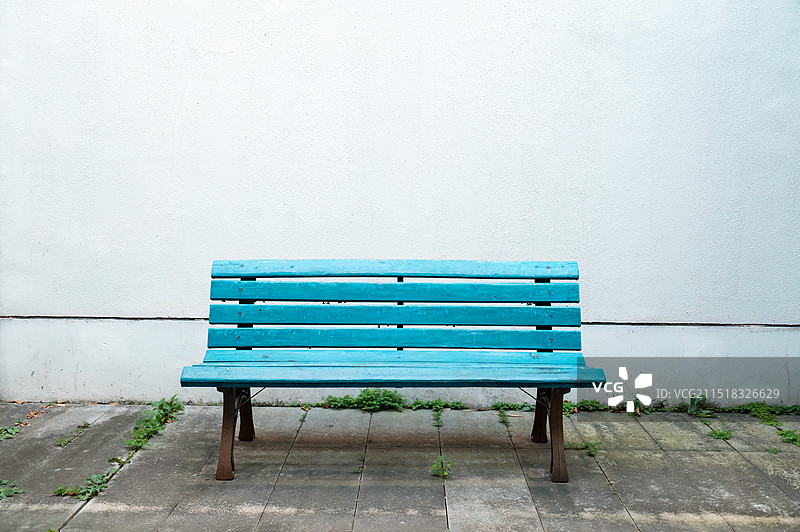 一把蓝色木质长椅图片素材