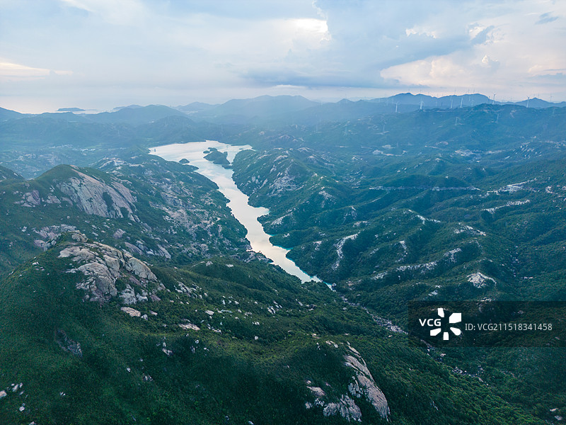 航拍平堤水库及山峰，广东省阳江市阳东区东平镇图片素材