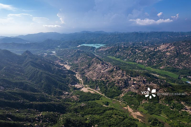 航拍平堤水库及山峰，广东省阳江市阳东区东平镇图片素材