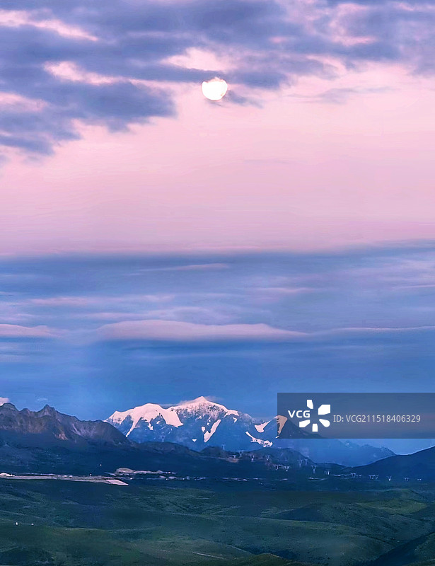 皓月千里在那遥远的雪山上，月光将雪白的岩石映照得如诗如画，仿佛是一幅神圣的艺术品，让人惊叹不已。图片素材