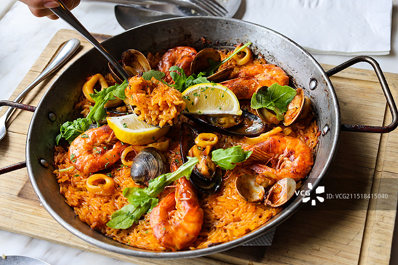 阿芙佳朵西班牙海鲜饭香蕉热香饼布拉塔火腿沙拉黑松露薯条图片素材