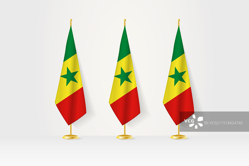 金色架子上的一排塞内加尔国旗图片素材