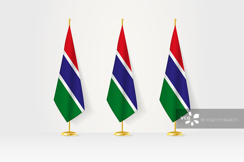 一排三个冈比亚国旗在金色旗座上图片素材