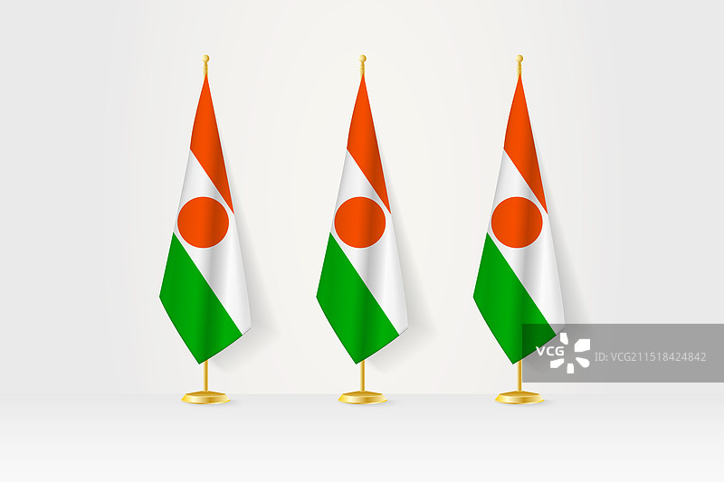 金色底座上排列的三个尼日尔国旗图片素材