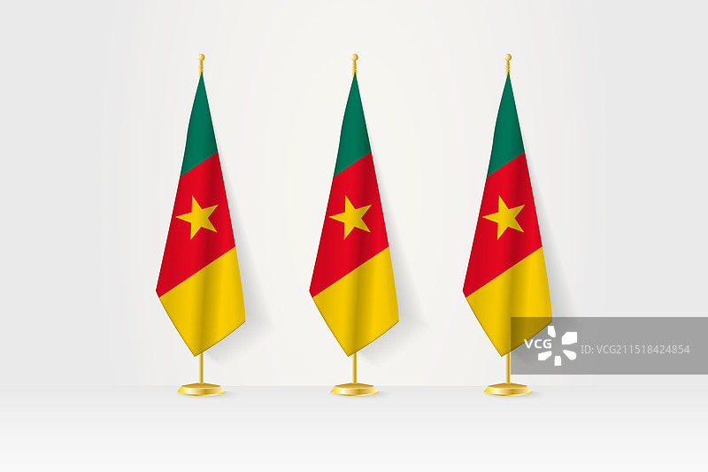 金色支架上的一排三面喀麦隆国旗图片素材
