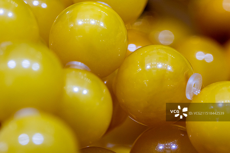 黄色蜜蜡手串珠珠宝特写图片素材