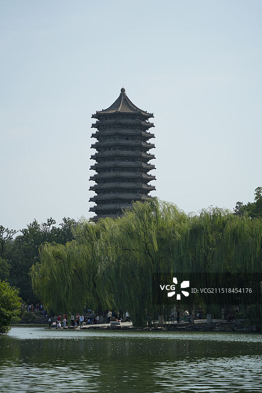 北京大学博雅塔，未名湖畔，密檐砖塔样式图片素材