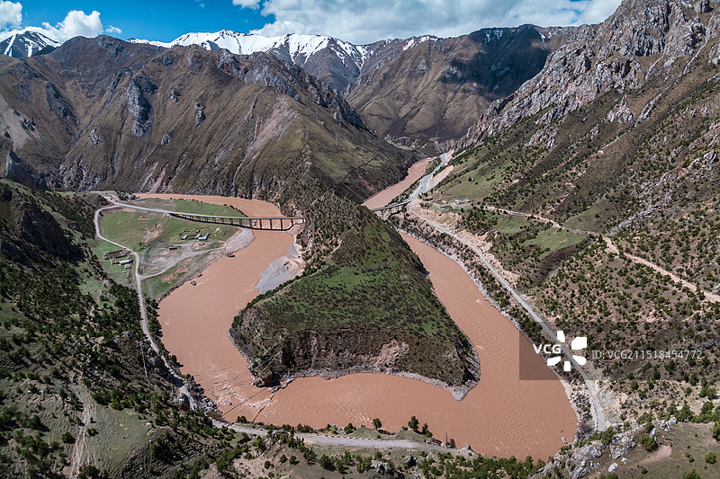 青海玉树杂多县G345国道澜沧江扎曲大拐弯航拍自然风光图片素材