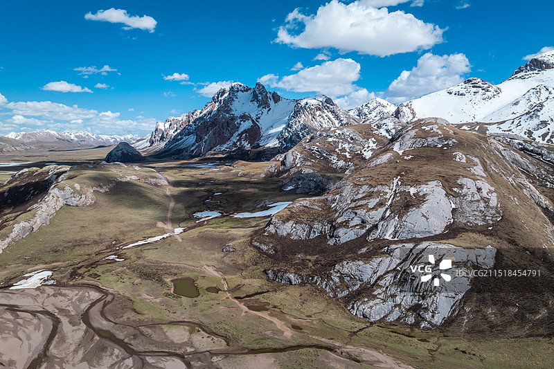 青海玉树治多县三江源澜沧江源头S224公路航拍雪山自然风光图片素材