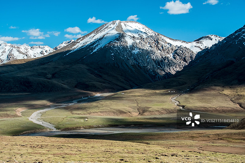 青海玉树治多县三江源澜沧江源头S224公路航拍雪山自然风光图片素材