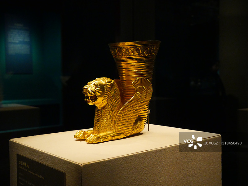 黑色背景下金质古董的特写镜头图片素材