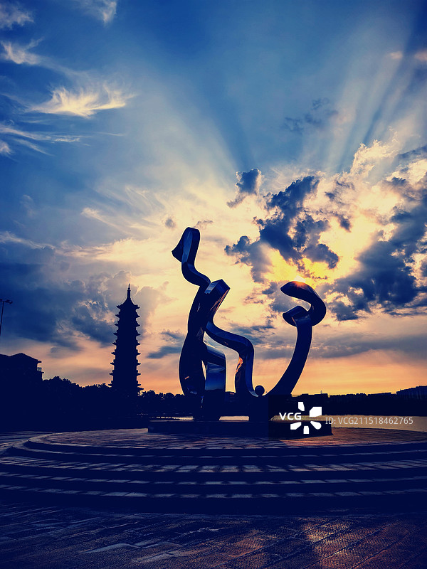 朝霞下的雕塑图片素材