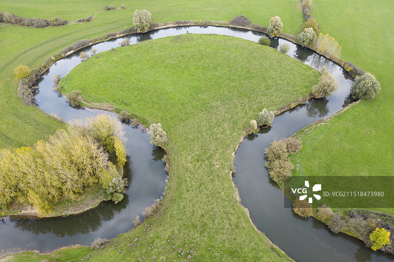 法国上法兰西大区桑皮尼东南部的瓦兹河故道蜿蜒图片素材